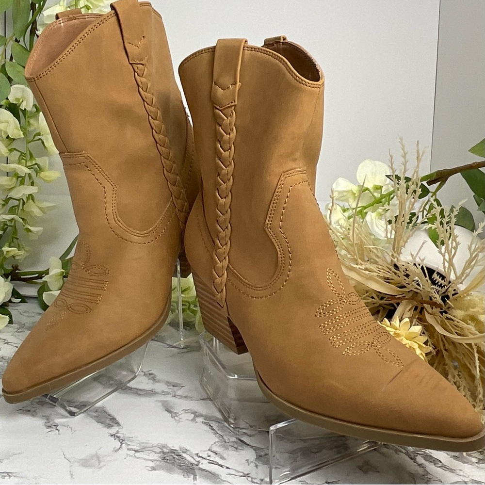 DV Dolce Vita Karyn Booties Sz 7.5 Tan New O/T Never Wore Small Mark onToe Pic